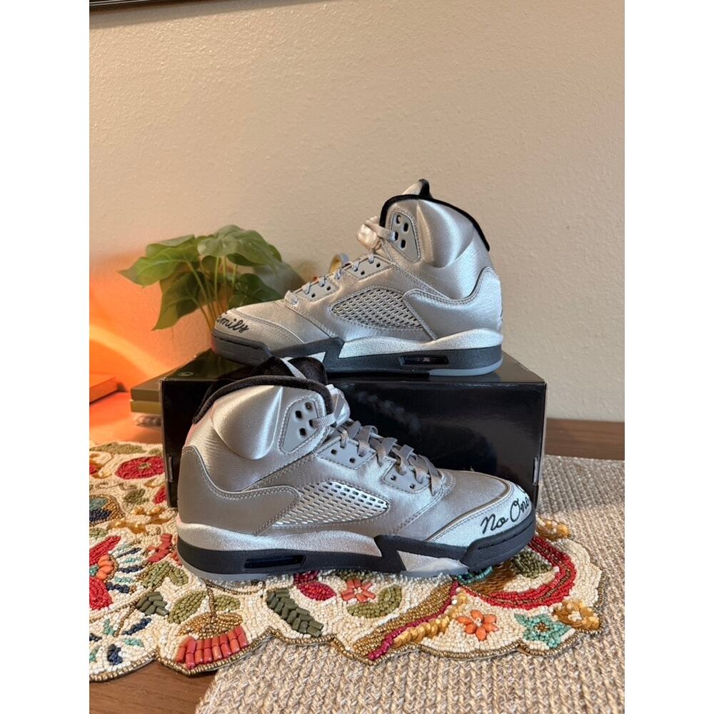 Women's Jordan 5 Retro Wings Medium Grey Black Metallic Silver IO2038 001 - Picture 2 of 9